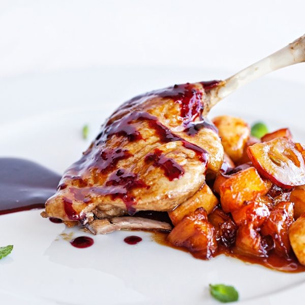 3-cuisse-de-canard-nappee-de-sa-sauce-aux-fruits-rougesv2-600x600